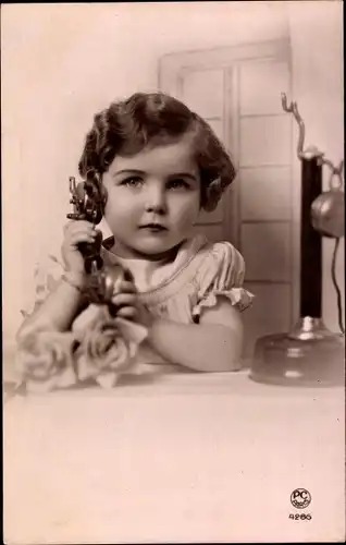 Ak Mädchen mit Telefon, Kinderportrait