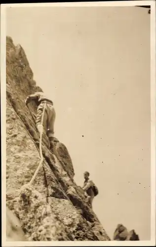 Foto Ak Männer beim Bergsteigen, Bergsteiger, Seil, Berg