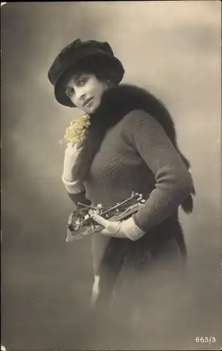 Foto Ak Portrait einer Frau im Mantel, Blume, Hut