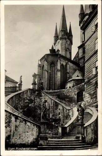 Ak Karlsbad, Eger Kirchenstiege, Treppe zur Kirche, Straßenansicht
