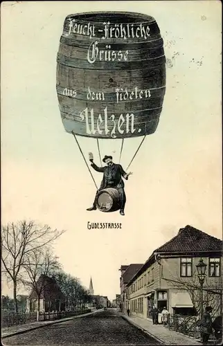 Ak Uelzen in Niedersachsen, Gudesstraße, Mann mit Bierfass als Ballon, Fotomontage