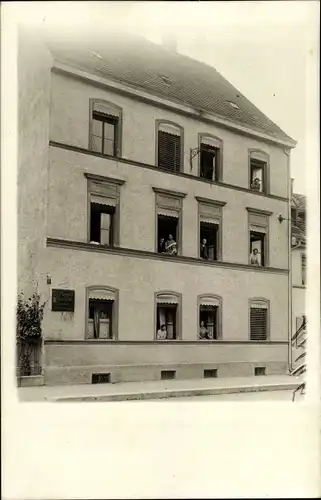 Foto Ak Neu Ulm in Schwaben, Anwohner an den Fenstern von einem Wohnhaus