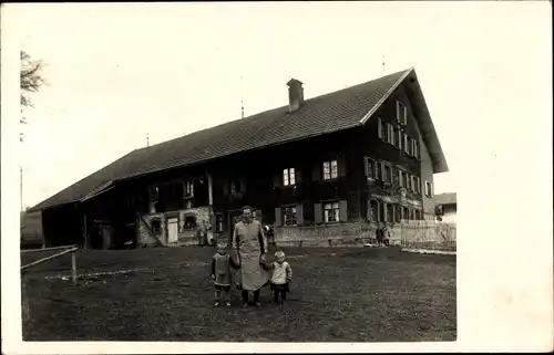 Foto Ak Waltenhofen im Oberallgäu, Wohnhaus, Anwohner, Kinder