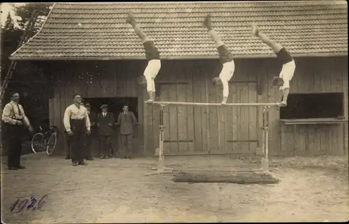 Foto Ak Turner, Barren, Handstand, Turnübungen