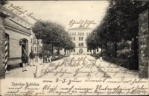 Ak Berlin Spandau Ruhleben, Wachsoldaten, Straßenpartie