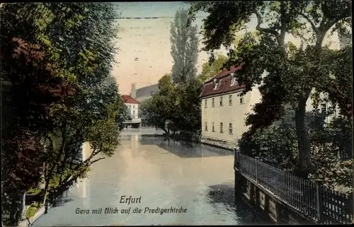 Ak Erfurt in Thüringen, Gera mit Blick auf die Predigerkirche