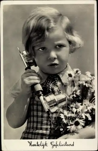 Ak Hartelijk Gefeliciteerd, Glückwunsch, Kind am Telefon, Blumen