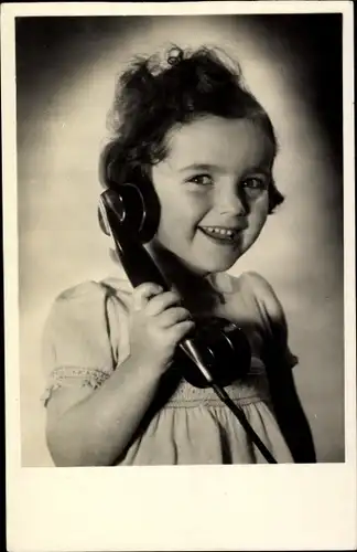 Ak Kinderportrait, Mädchen mit Telefonhörer