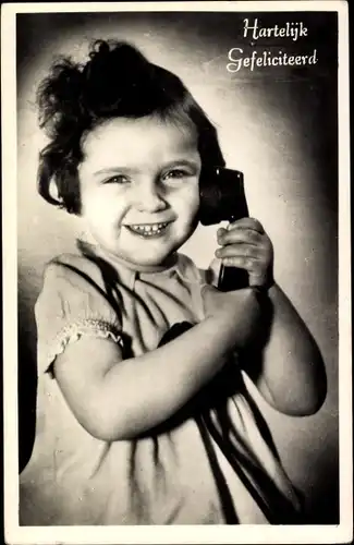 Ak Hartelijk Gefeliciteerd, Glückwunsch, Kinderportrait, Mädchen mit Telefon