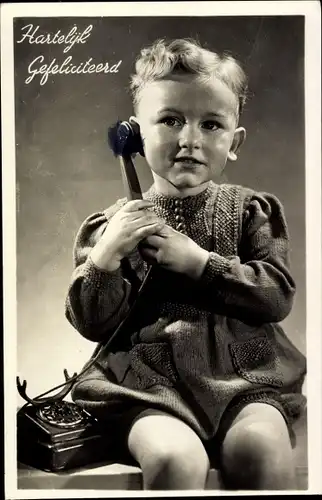 Ak Hartelijk Gefeliciteerd, Glückwunsch, Kinderportrait, Kind am Telefon