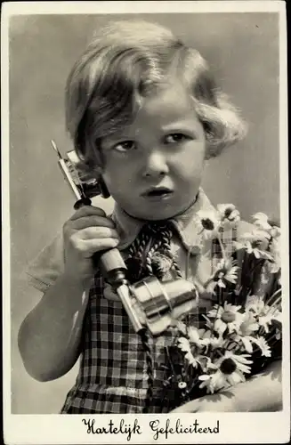 Ak Hartelijk Gefeliciteerd, Glückwunsch, Kinderportrait, Kind mit Telefon, Blumen