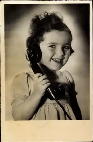 Ak Kinderportrait, Mädchen mit Telefon