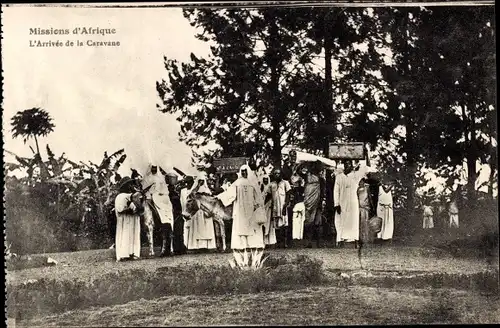 Ak Missions d'Afrique, Missionare mit Afrikanern, l'arrivée de la Caravane, Esel