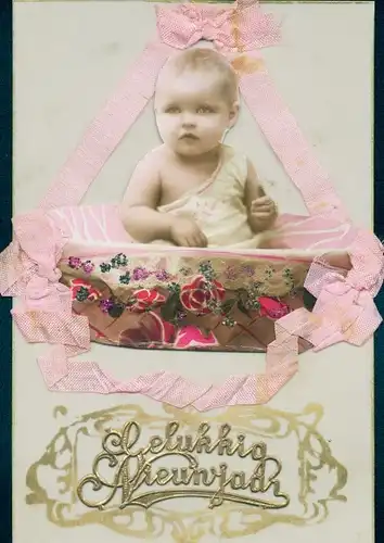Zelluloid Ak Glückwunsch Neujahr, Baby im Korb, Stoffschleife, Rosen