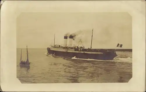 Foto Ak Paquebot, Dampfschiff bei der Hafenausfahrt