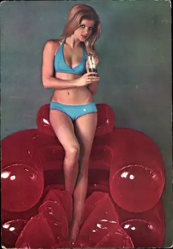 Ak Junge Frau in blauem Bikini, Gummi-Sessel, Bademode