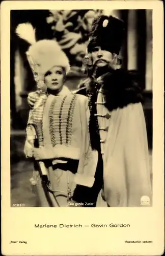Ak Schauspieler Marlene Dietrich und Gavin Gordon, Die große Zarin, Filmszene, Portrait