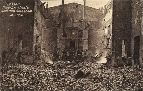 Ak Dessau in Sachsen Anhalt, Friedrich Theater, Ruine nach dem Brand 1922