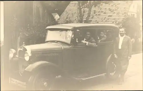 Foto Ak Auto, Mann am Lenkrad, Mitfahrer