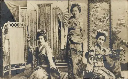 Foto Ak Drei Japanerinnen in Kimonos, Fächer