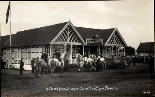 Ak Salisbury South West England, His Majestys Arrival at the Royal Pavillon
