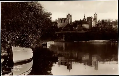 Ak Bernburg an der Saale Salzlandkreis, Saalepartie mit Blick auf Schloss