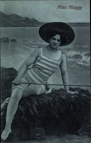 Ak Miss Maggy in Badekleidung, Strand, Hut