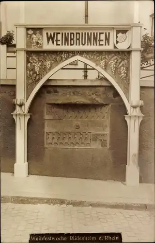 Foto Ak Rüdesheim am Rhein, Weinfestwoche, Weinbrunnen