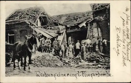 Foto Ak Deutsche Soldaten vor einer Gebäuderuine, Wirkung einer engl. Fliegerbombe, 1. WK