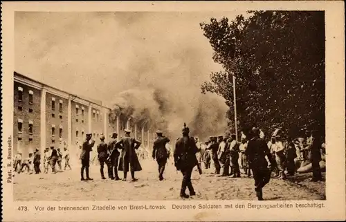 Ak Brest Litowsk Weißrussland, Brennende Zitadelle, Deutsche Soldaten