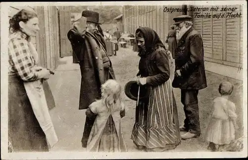 Ak Ostpreußen, Ostpreußischer Veteran mit seiner Familie auf der Flucht