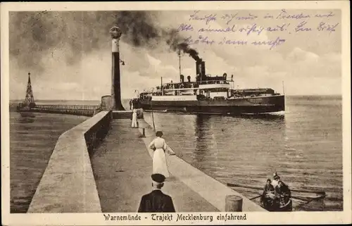 Ak Ostseebad Warnemünde Rostock, Trajekt Mecklenburg einfahrend, Fährschiff