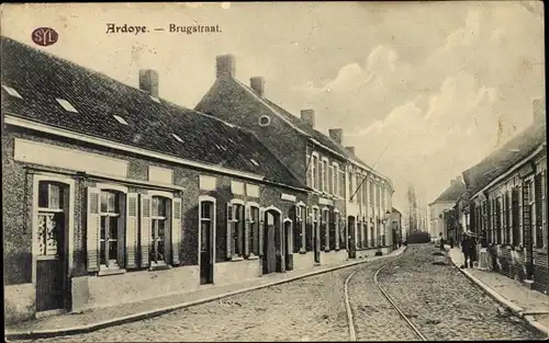 Ak Ardoye Westflandern, Brugstraat, Straßenpartie, Fassaden, Anwohner