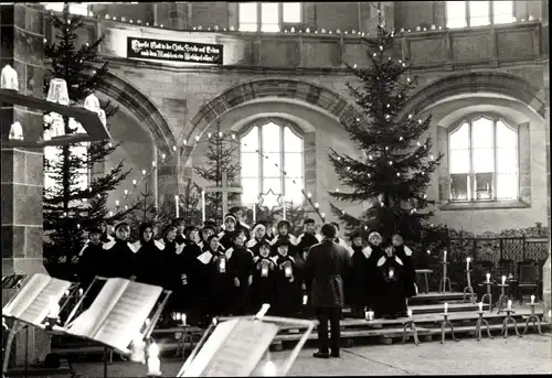 Ak Schneeberg im Erzgebirge, Kurrendesingen in der St.-Wolfgangs-Kirche zur Weihnachtszeit