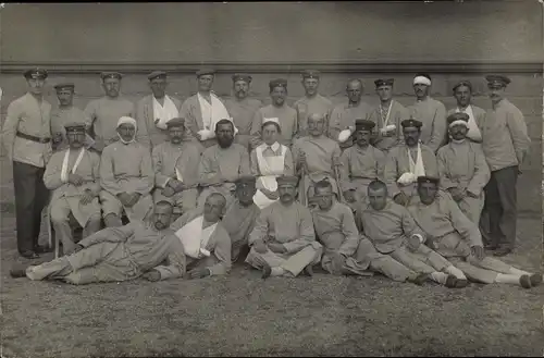 Foto Ak Lazarett, verwundete Soldaten mit Krankenschwester, 1915