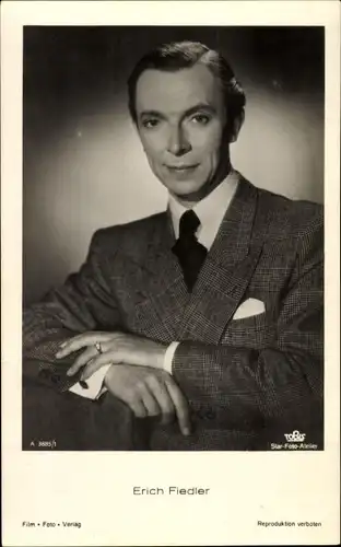 Ak Schauspieler Erich Fiedler, Portrait im Anzug