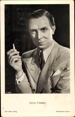 Ak Schauspieler Erich Fiedler, Portrait mit Zigarette