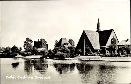 Ak Delfzijl Groningen, Gracht met Geref. Kerk