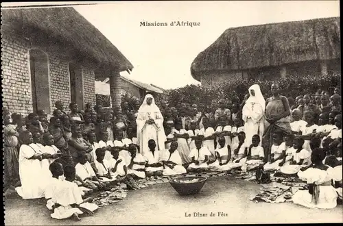 Ak Missions d'Afrique, Missionare mit Afrikanern, le Diner de Fete