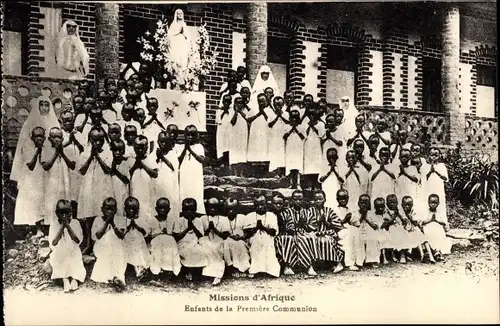 Ak Missions d'Afrique, Missionare mit Afrikanern, Enfants de la Première Communion