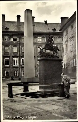 Ak Praha Prag Tschechien, St. Georg-Statue am Hradschin mit dem Obelisk