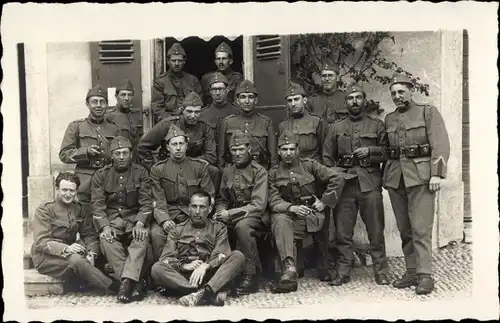 Foto Ak Schweizer Soldaten in Uniformen, Gruppenaufnahme 1926