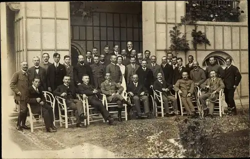Foto Ak Gruppenaufnahme von Männern vor einem Gebäude, Rollstuhl