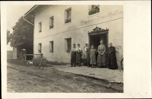 Foto Ak Unbekannter Ort, Frauen vor einer Brauerei und Gasthaus