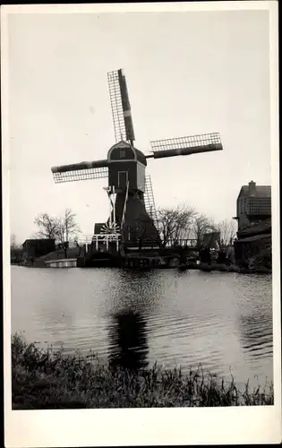 Foto Ak Landschaft mit Windmühle an einem Fluss