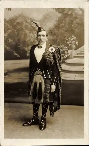 Foto Ak Dumfries Schottland, Barber, Mann in schottischer Tracht, Kilt