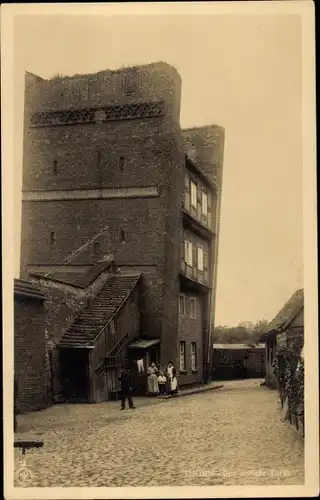 Ak Toruń Thorn Westpreußen, Der schiefe Turm mit Anwohnern