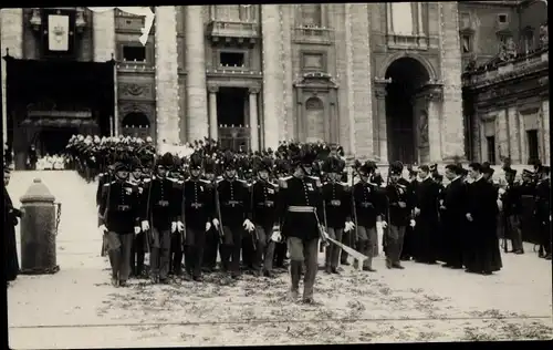 Foto Ak Vatikan Rom Lazio, Päpstliche Gendarmen, Priester