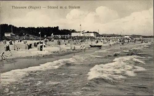 Ak Ostseebad Thiessow auf Rügen, Strand mit den Bädern, Meer