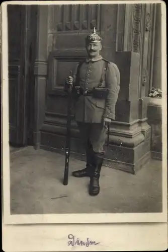 Foto Ak Deutscher Soldat in Uniform, Gewehr, Pickelhaube, Kaiserzeit